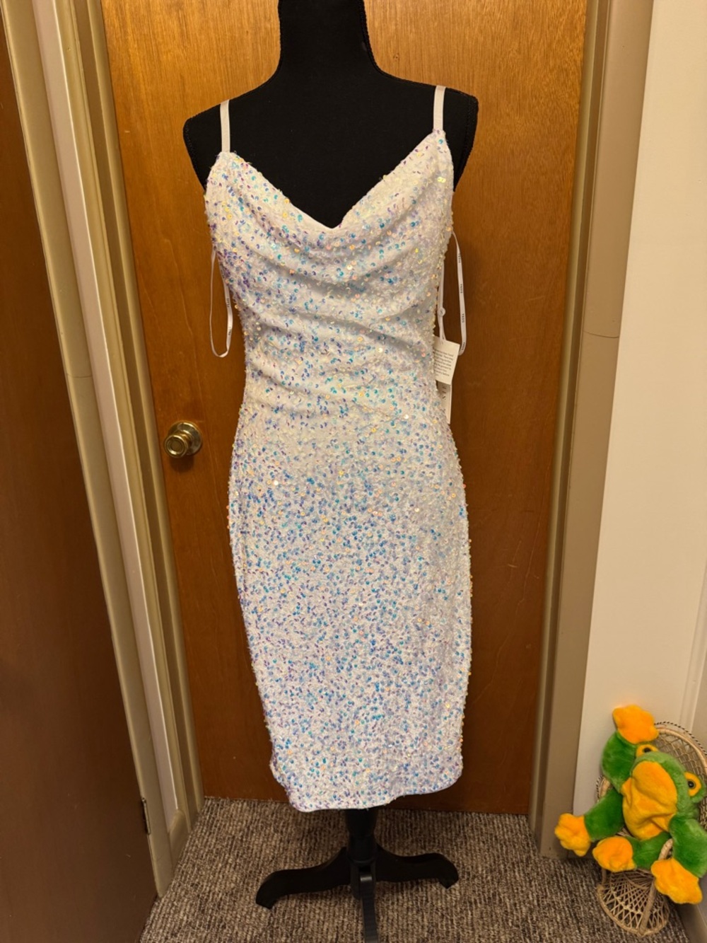 Ladies Siena sz 4 sequined fitted knee length dress with a ruched bodice NWT🐸